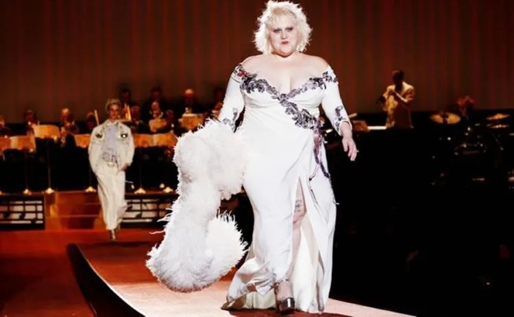 13 Model Plus Size yang Mendobrak Tradisi. Mereka Berjalan di Catwalk dengan Percaya Diri 11