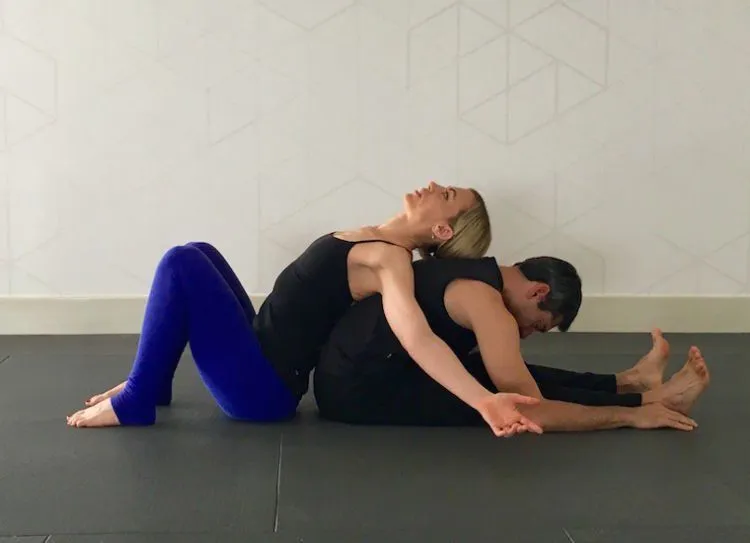 9 Pose Yoga Ini Bisa Dilakukan Bareng Pasangan, Pengganti Kencan Romantis yang Hemat Pengeluaran 15
