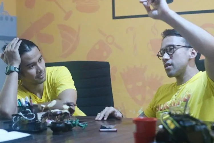 Wawancara Eksklusif Chicco Jerikho: Karena Cowok Paling Cool Juga Bakal Panik Pas Istri Melahirkan 7