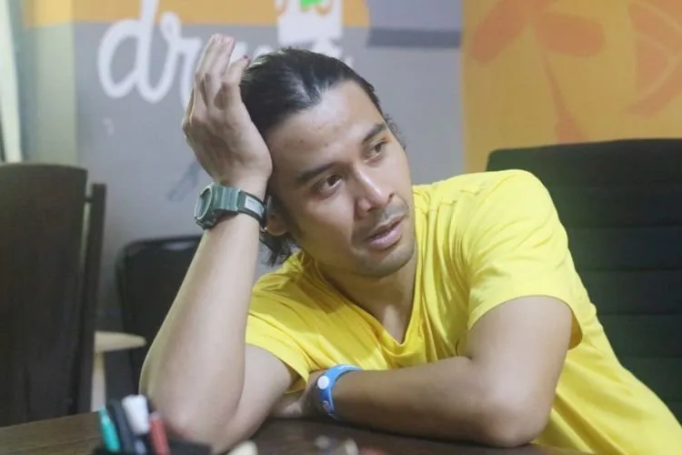 Wawancara Eksklusif Chicco Jerikho: Karena Cowok Paling Cool Juga Bakal Panik Pas Istri Melahirkan 7