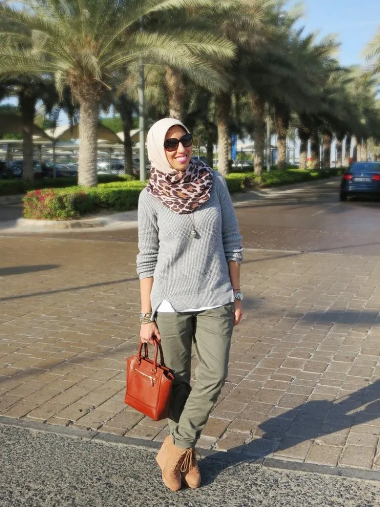 Inilah 13 Gaya Hijab dengan Warna-warna Membumi. Ah, Ademnya Hati Ini 19
