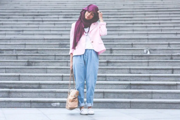 17 Ide OOTD Baju Pink yang Nggak Terlalu Feminin 34