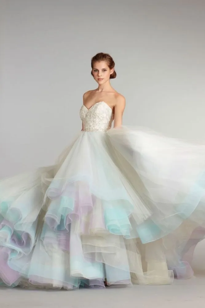 Bukan Cuma Rambut yang Bisa Berwarna, 13 Gaun Pengantin Juga Bisa Dibikin Ombre. Seru Lihatnya! 50