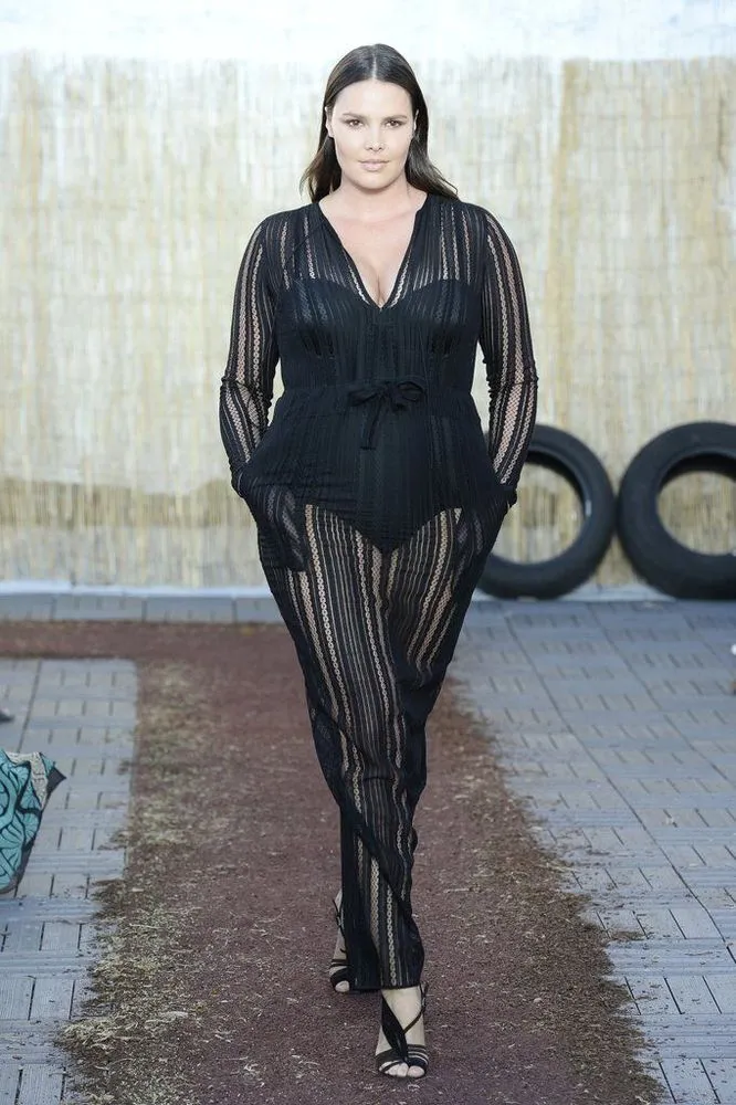 13 Model Plus Size yang Mendobrak Tradisi. Mereka Berjalan di Catwalk dengan Percaya Diri 15