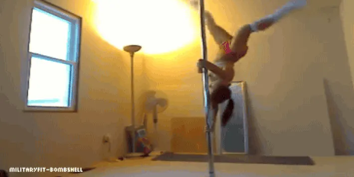 Olahraga Pole Dance Dari India. Cowok Kalau Lihat Cewek Melakukannya Pasti Mikir Aneh-Aneh! 10