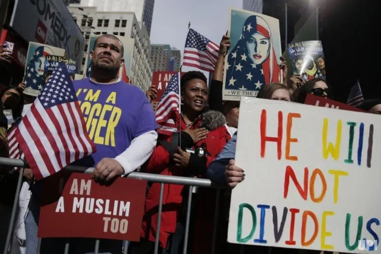10 Potret Aksi Solidaritas 'I Am a Muslim Too'. Jawaban Warga AS Atas Larangan Kontroversial Trump 18