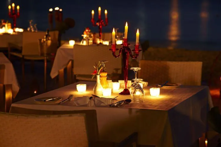 14 Dekorasi Meja Romantis untuk Dinner Bareng Pasangan, Sambut Perayaan Kasih Sayang yang Berkesan 15