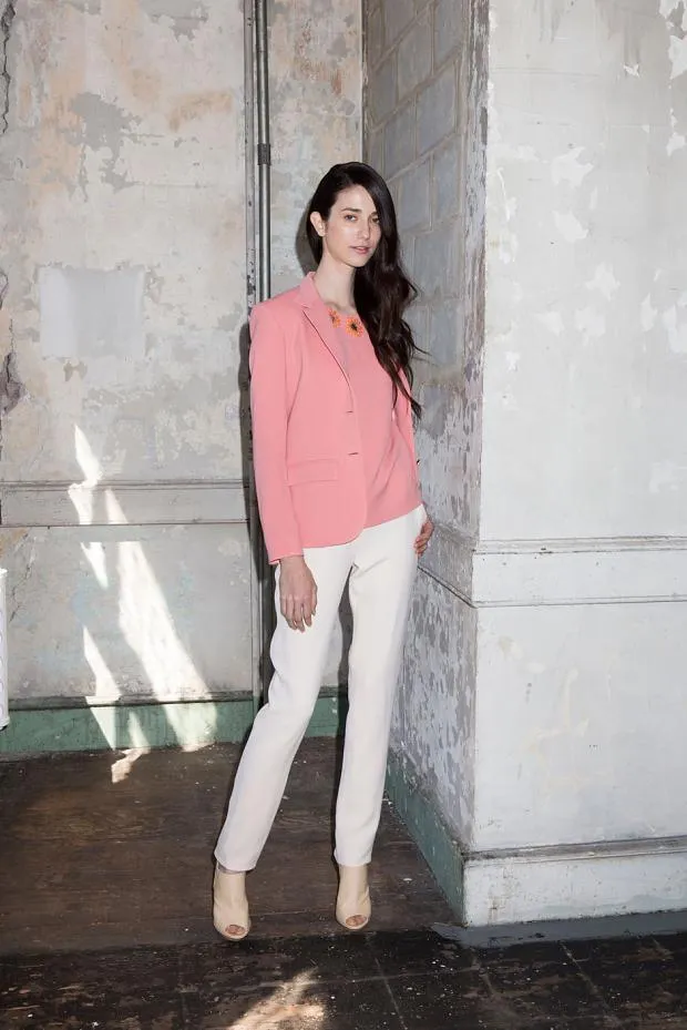 17 Ide OOTD Baju Pink yang Nggak Terlalu Feminin 30
