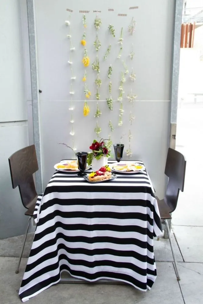 14 Dekorasi Meja Romantis untuk Dinner Bareng Pasangan, Sambut Perayaan Kasih Sayang yang Berkesan 25