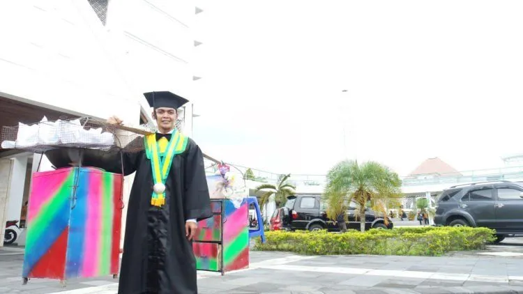 Berkaca dari Kisah Asnawi, Mampu Selesaikan Kuliah Sarjana Berkat Jual Gorengan Keliling 8