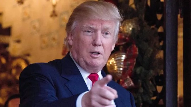 Bahaya, Di Era Trump Ajudan Rahasia yang Bawa Koper Nuklir Ini Bisa Diajak Selfie Ria! 8