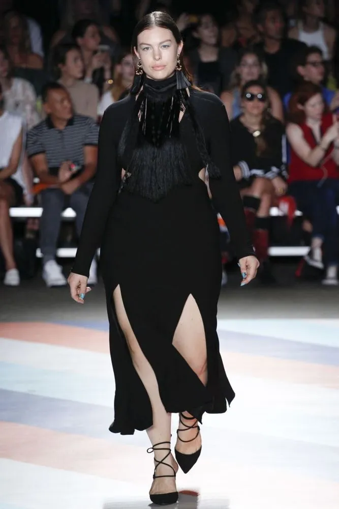 13 Model Plus Size yang Mendobrak Tradisi. Mereka Berjalan di Catwalk dengan Percaya Diri 18