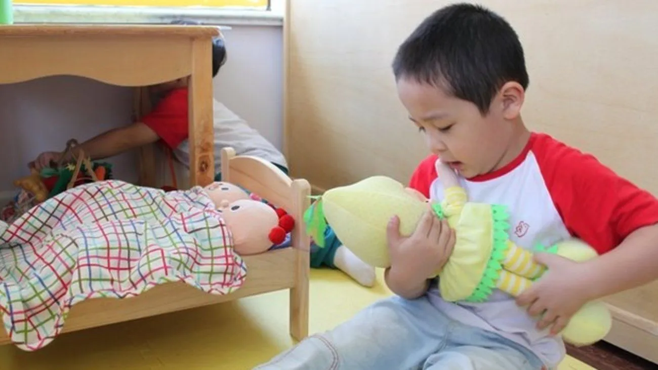 Mitos Tentang Anak Cowok Nggak Boleh Main Boneka Biar Nggak Feminin. Para Orangtua Wajib Baca! 8