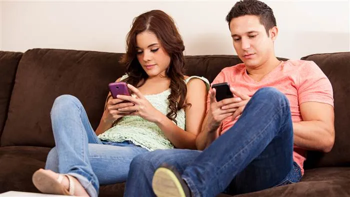 6 Hal Inilah yang Ditakuti Cowok Ketika Handphone-nya Dipinjam Pacar. Daripada Harus Capek Jelasin! 9