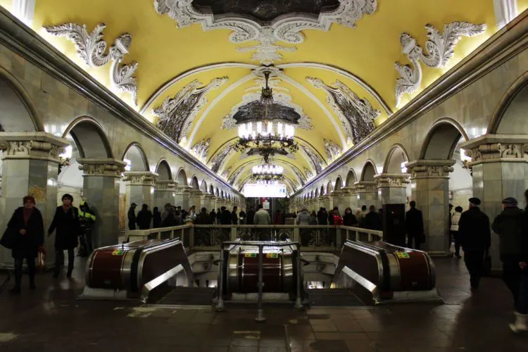 Penuh Ornamen dan Lampu Gantung Mewah, Ini 10 Foto Kemegahan Stasiun Metro Rusia dan Korea Utara 19