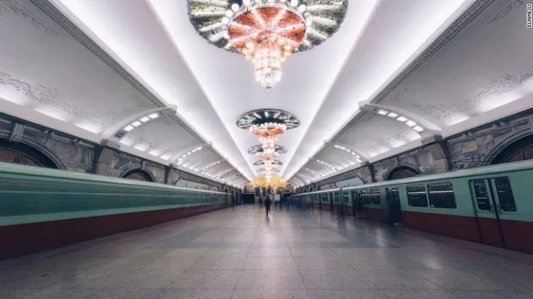 Penuh Ornamen dan Lampu Gantung Mewah, Ini 10 Foto Kemegahan Stasiun Metro Rusia dan Korea Utara 12