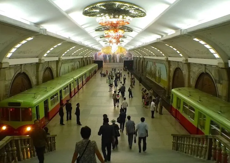 Penuh Ornamen dan Lampu Gantung Mewah, Ini 10 Foto Kemegahan Stasiun Metro Rusia dan Korea Utara 20