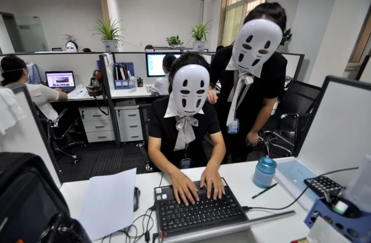 Biar Nggak Stres, Pekerja Ini Diminta Pakai Topeng Sebulan Sekali. Mau Niru Tapi Hubungannya Apa Yak 5