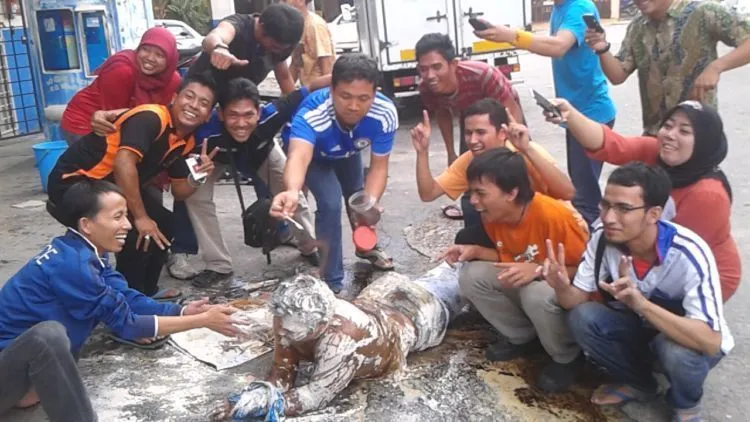 Perayaan Ulang Tahun Pakai Telur Busuk Makan Korban, Seorang Siswa Sampai Buta Karena Kena Matanya 6