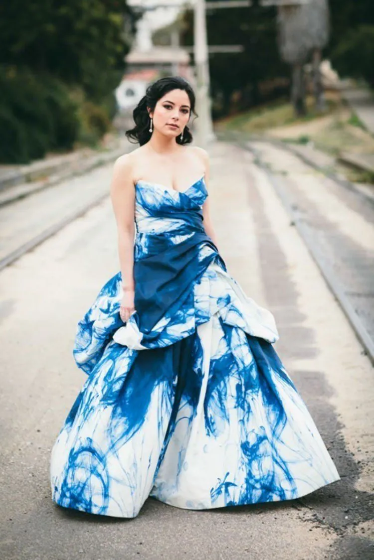 Bukan Cuma Rambut yang Bisa Berwarna, 13 Gaun Pengantin Juga Bisa Dibikin Ombre. Seru Lihatnya! 49