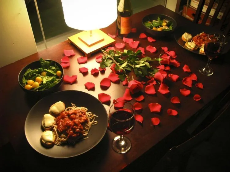 14 Dekorasi Meja Romantis untuk Dinner Bareng Pasangan, Sambut Perayaan Kasih Sayang yang Berkesan 20