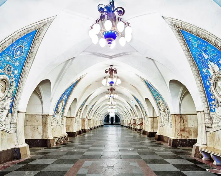 Penuh Ornamen dan Lampu Gantung Mewah, Ini 10 Foto Kemegahan Stasiun Metro Rusia dan Korea Utara 13