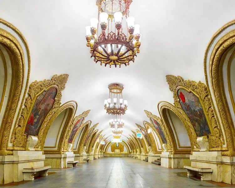 Penuh Ornamen dan Lampu Gantung Mewah, Ini 10 Foto Kemegahan Stasiun Metro Rusia dan Korea Utara 17