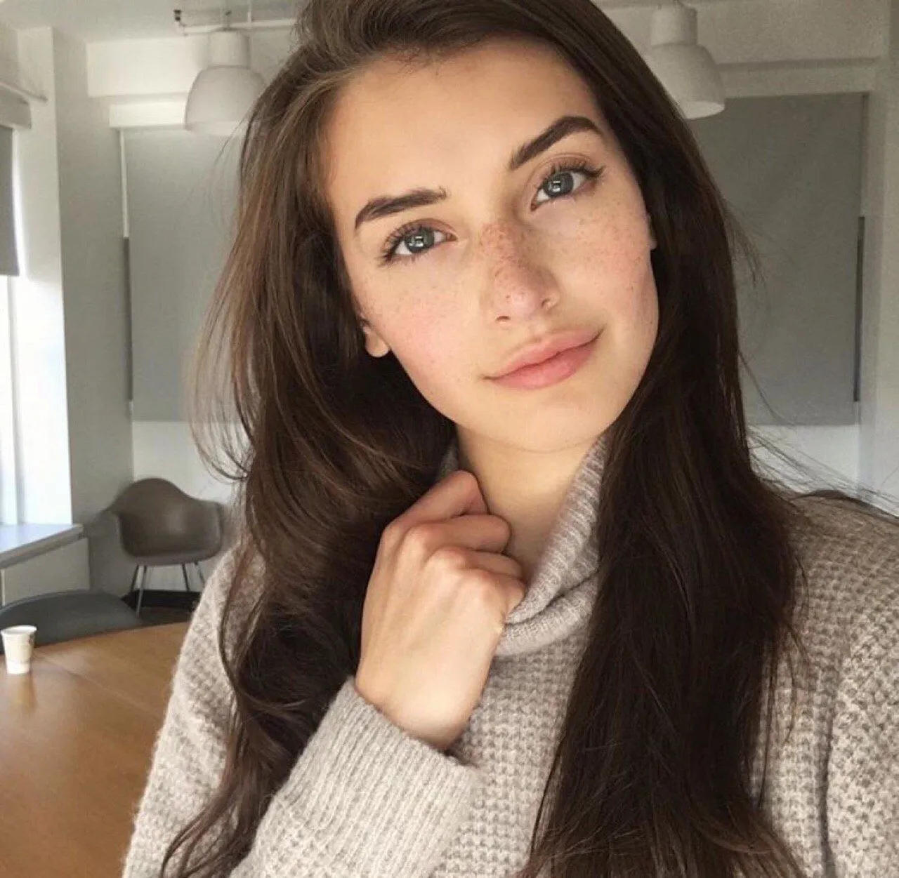 Asumsi yang Salah dari Cewek Ketika Mereka Dandan. Bagi Cowok, Cantik Itu Bukan Soal Riasan! 6