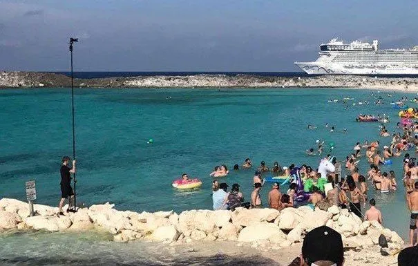 15 Foto yang Menunjukkan di Balik Foto Liburan Cewek yang Keren, Ada Cowok yang Diperbudak Olehnya! 27
