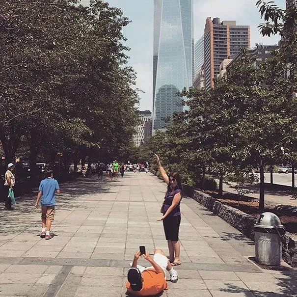 15 Foto yang Menunjukkan di Balik Foto Liburan Cewek yang Keren, Ada Cowok yang Diperbudak Olehnya! 21