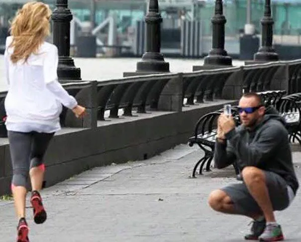 15 Foto yang Menunjukkan di Balik Foto Liburan Cewek yang Keren, Ada Cowok yang Diperbudak Olehnya! 16