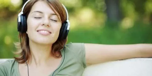 Mendengarkan musik