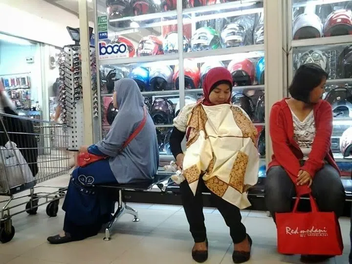 13 Potret Ibu Menyusui di Tempat Umum. Apa yang Salah Kalau Memang untuk Berikan ASI? 15