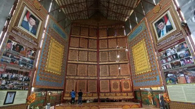 Wisata Religi Alquran Raksasa