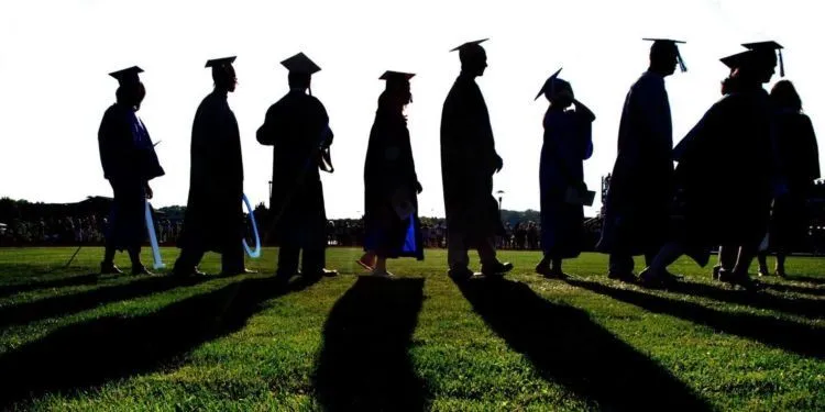 Berkaca dari Kisah Asnawi, Mampu Selesaikan Kuliah Sarjana Berkat Jual Gorengan Keliling 10