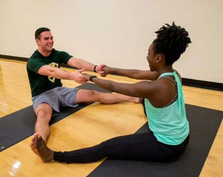 9 Pose Yoga Ini Bisa Dilakukan Bareng Pasangan, Pengganti Kencan Romantis yang Hemat Pengeluaran 13