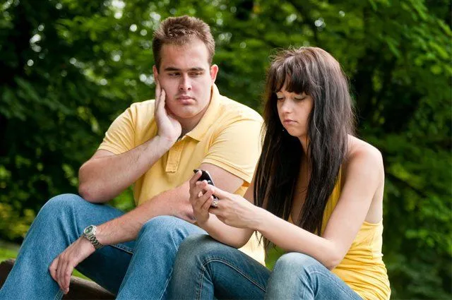 6 Hal Inilah yang Ditakuti Cowok Ketika Handphone-nya Dipinjam Pacar. Daripada Harus Capek Jelasin! 10