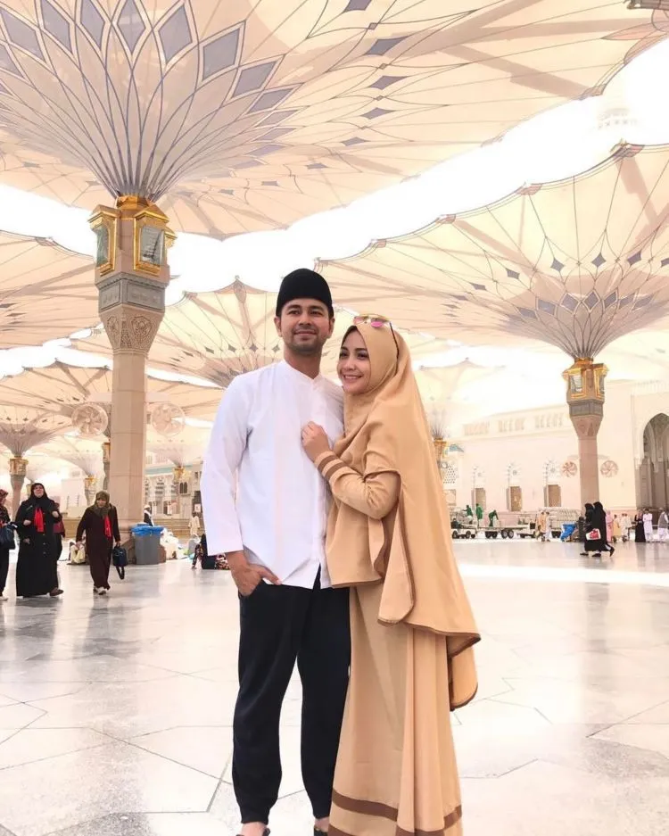 Bahagianya Raffi-Nagita Bisa Umrah Sekeluarga, Berkesan Banget. Sayangnya Pakai Promosi Snack Segala 4