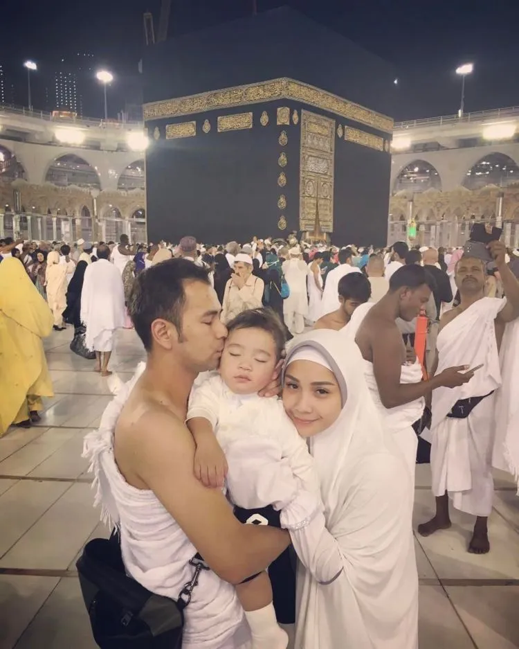 Bahagianya Raffi-Nagita Bisa Umrah Sekeluarga, Berkesan Banget. Sayangnya Pakai Promosi Snack Segala 3