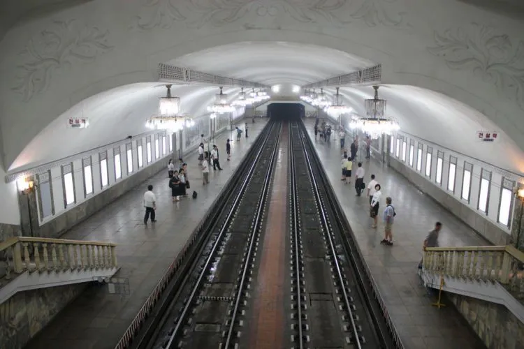 Penuh Ornamen dan Lampu Gantung Mewah, Ini 10 Foto Kemegahan Stasiun Metro Rusia dan Korea Utara 16