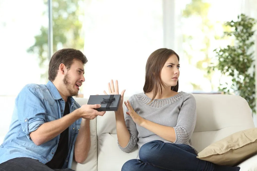 6 Hal Inilah yang Ditakuti Cowok Ketika Handphone-nya Dipinjam Pacar. Daripada Harus Capek Jelasin! 12