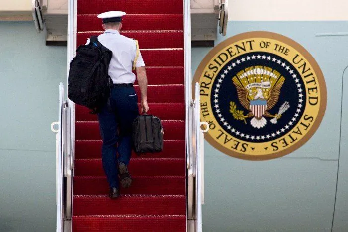 Bahaya, Di Era Trump Ajudan Rahasia yang Bawa Koper Nuklir Ini Bisa Diajak Selfie Ria! 7