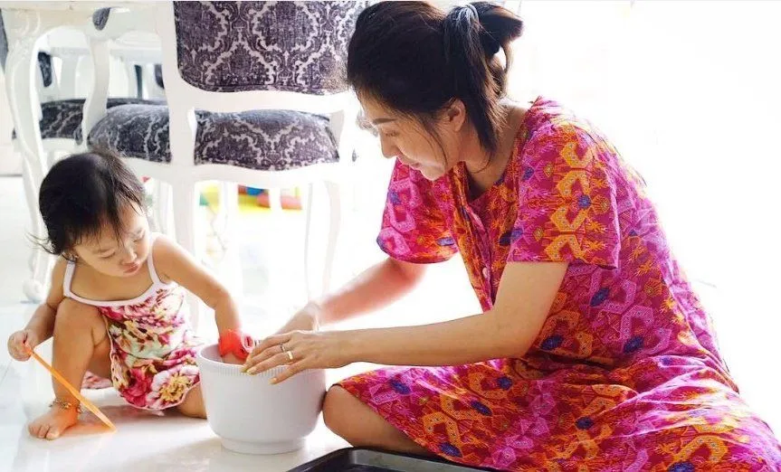 Sarwendah adalah Tipe Idaman Kamu, Istri Ruben Onsu yang Sederhana dan Tetap Cantik Berdaster