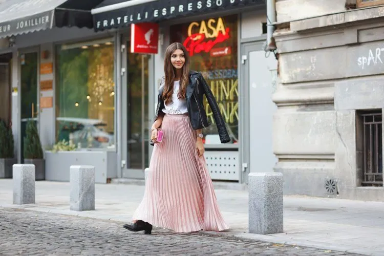 17 Ide OOTD Baju Pink yang Nggak Terlalu Feminin 31