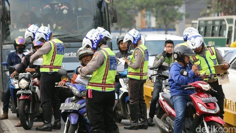 7 Tips Sederhana Untuk Menghindari Tilang. Hanya Butuh Kemampuan Akting dan Sedikit Keyakinan! 8