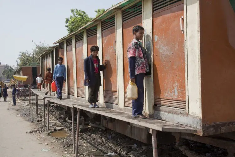 Dunia Sudah Modern, Tapi Warga India Masih Harus 'Disogok' Supaya Pakai Toilet. Ini Penjelasannya 8