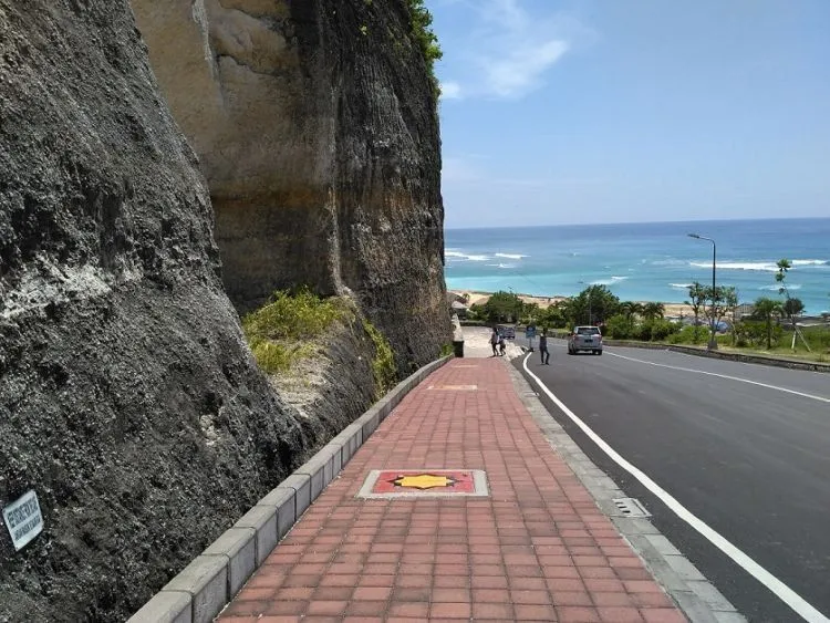 14 Potret Susahnya Jadi Pejalan Kaki di Indonesia. Pantas Macet, Soalnya Nggak Ada yang Mau Jalan 17