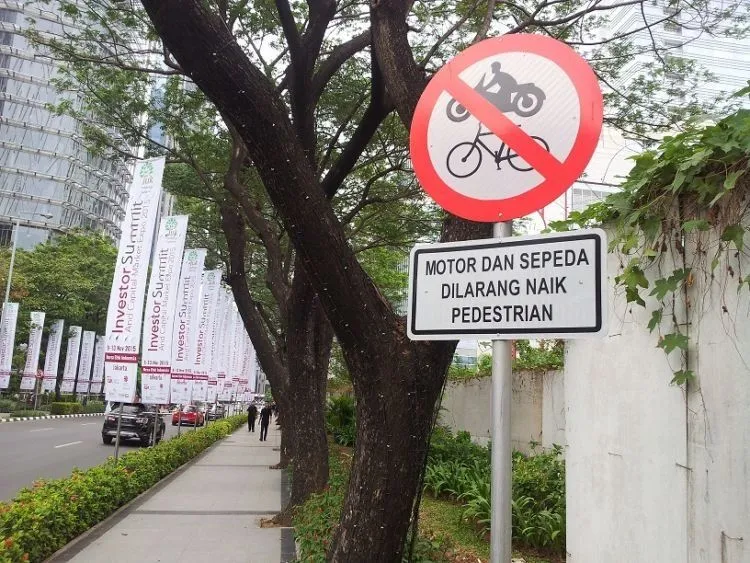 14 Potret Susahnya Jadi Pejalan Kaki di Indonesia. Pantas Macet, Soalnya Nggak Ada yang Mau Jalan 25
