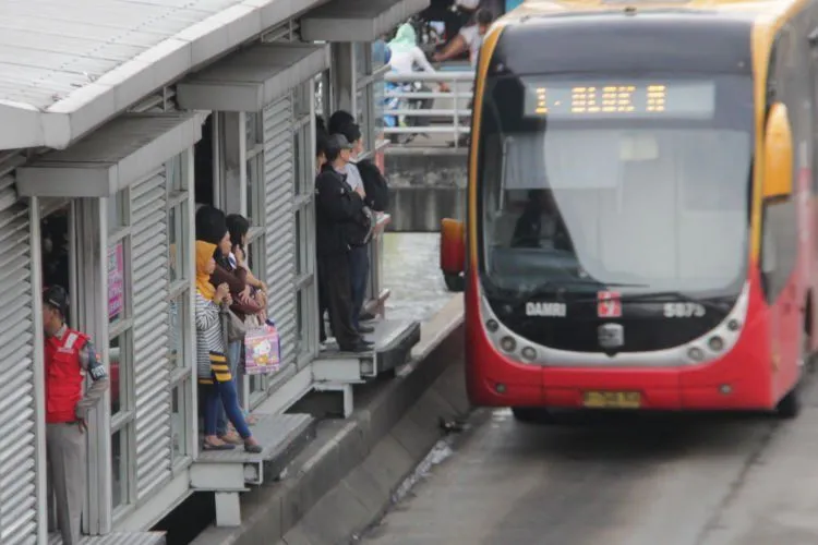 14 Potret Susahnya Jadi Pejalan Kaki di Indonesia. Pantas Macet, Soalnya Nggak Ada yang Mau Jalan 28