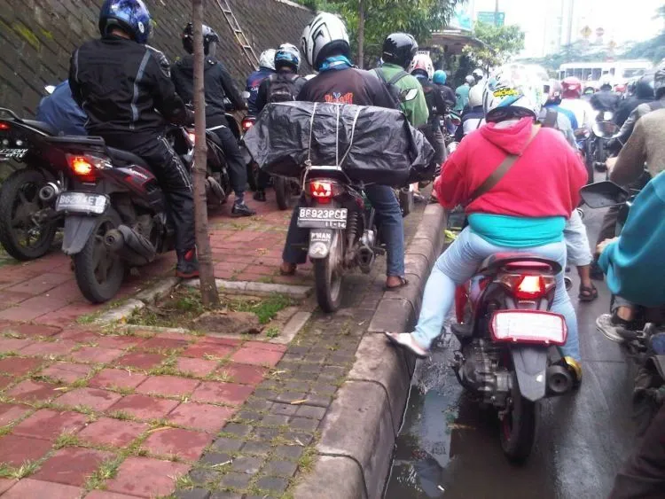 14 Potret Susahnya Jadi Pejalan Kaki di Indonesia. Pantas Macet, Soalnya Nggak Ada yang Mau Jalan 22